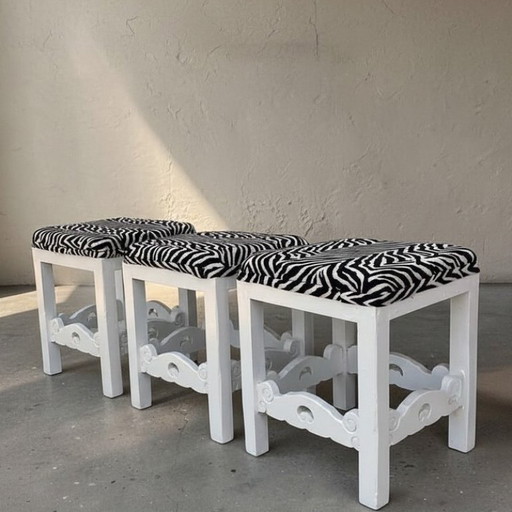 Set van 3 antieke Portugese massief houten krukken met zebraprint bekleding. – kuipstoelen, Textile, Wood