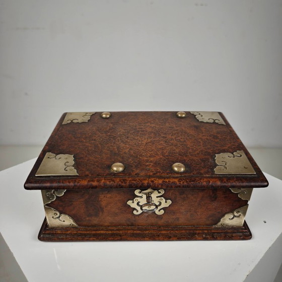 Scatola Sirih in legno massello di radice di Amboyna, stile coloniale olandese, inizio XVIII secolo, Batavia (photo 3 of 9)