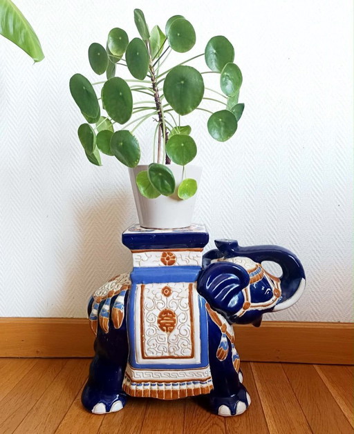 Blauwe keramische olifantenkruk of plantenstandaard