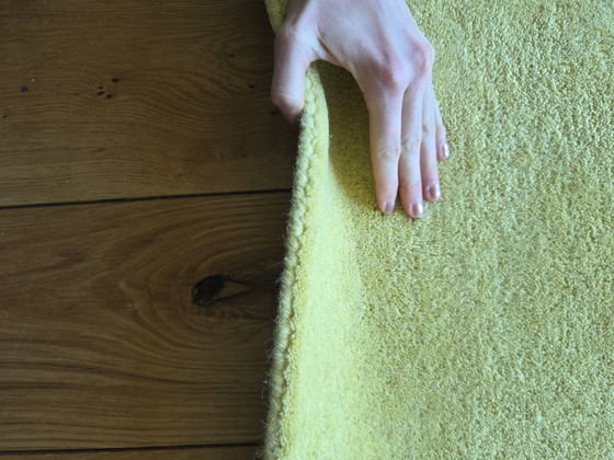 Image 1 of Tapis en laine jaune 250x350, tufté à la main