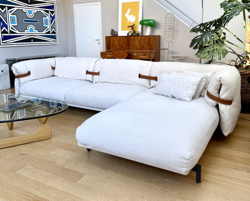 Canapé d'angle Moroso Belt par Patricia Urquiola – Tissu crème et cuir – 2022