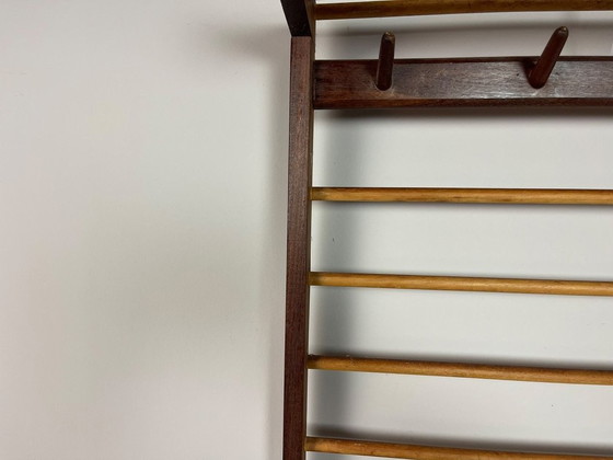 Mid-Century Modern Wandkleiderständer aus Holz mit Hutablage, Europäisches Design, 1950er–1960er. Ref. DO2003 (photo 7 of 11)