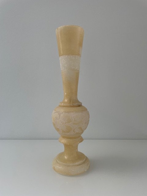 Image 1 of Vaso vintage da 32 cm in alabastro con fasce decorative e motivi floreali