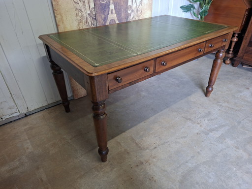 Antique English writing desk, desk with drawers and inlaid leather.

Dimensions 150x90cm and 76cm high.