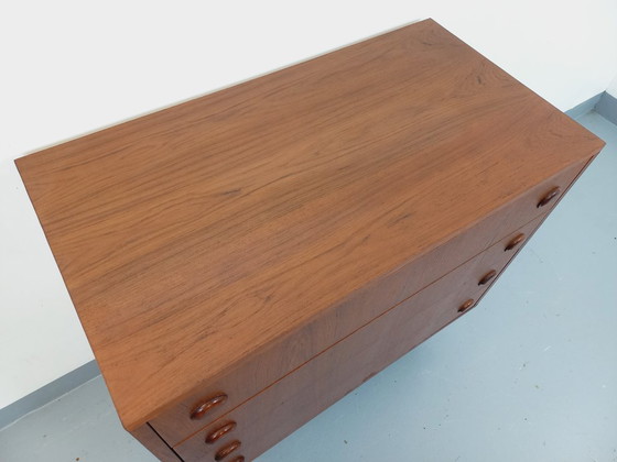 Image 1 of Vintage Scandinavische ladekast in teakhout en zwart metaal uit de jaren 60