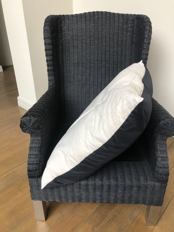 Image 1 of Fauteuil relaxant en osier noir et piètement en acier inoxydable.