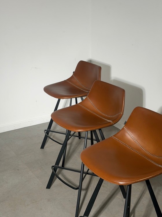 Set mit 3 Goossens Wonen & Slapen Barstühlen aus cognacfarbenem Leder – Barhocker (photo 4 of 7)