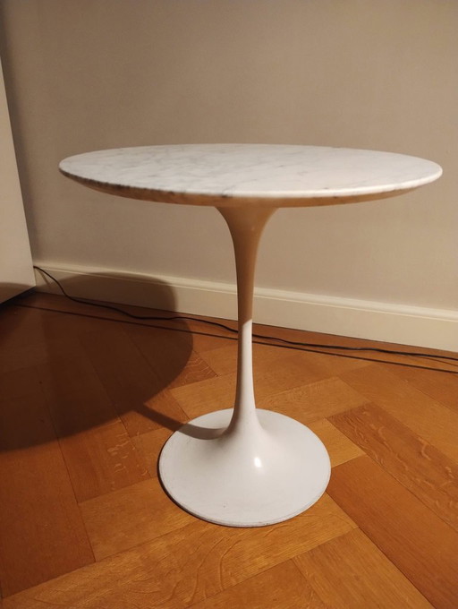 Marmeren Tulip bijzettafel, Saarinen/Knoll met Arkana voet.