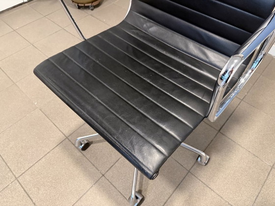 Image 1 of Vitra | Eames | EA119 | Pelle nera e cromo | 1 pezzo