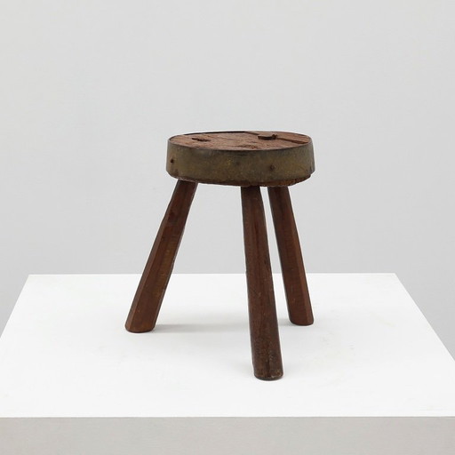Sgabello francese brutalista a treppiede in rovere massiccio con bordo in metallo, anni 1850
