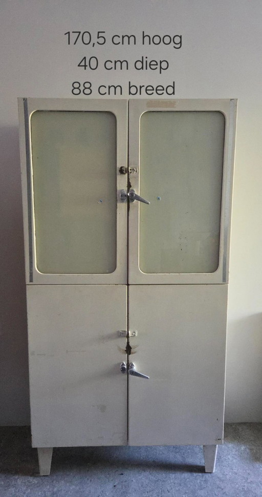 armoire à pharmacie vintage en acier