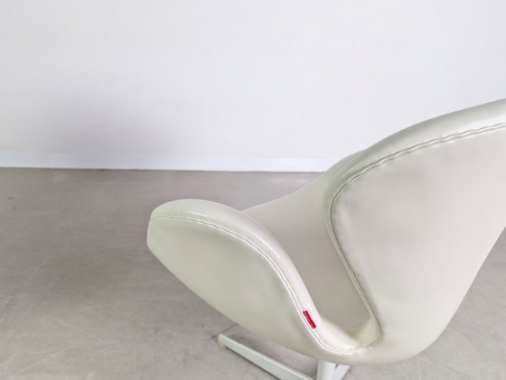 Image 1 of 2x Silla Swan original de Fritz Hansen, cuero blanco de Arne Jacobsen