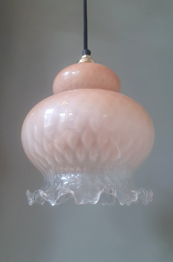Image 1 of vintage glazen florale hanglamp in roze pastel kleur met textuur. Deels transparent.