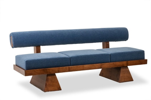 Banquette 3 places en frêne clair et velours de mohair bleu. Contemporain
