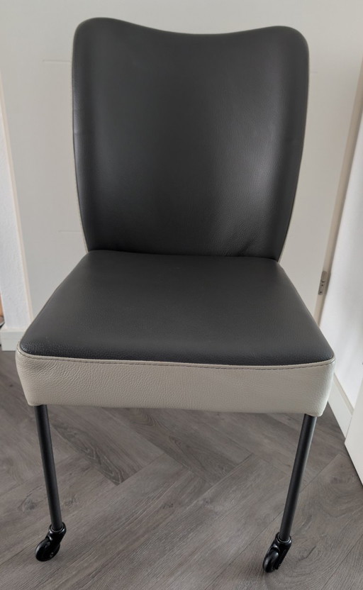 Twee eetkamerstoelen van Bert Plantagie, model Duo.