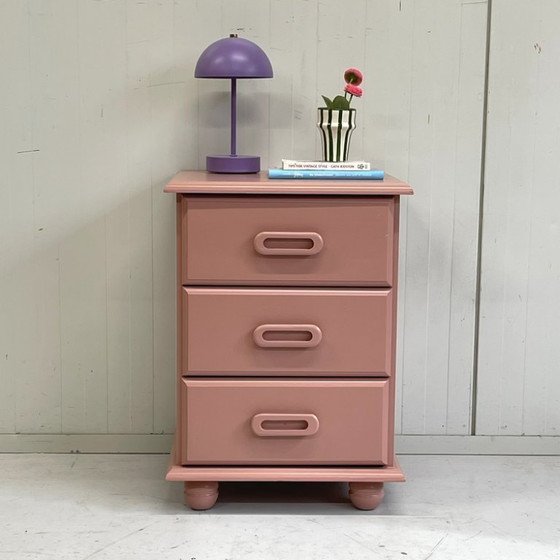 Image 1 of Relooker une commode vintage rose saumon et une table de chevet en bois