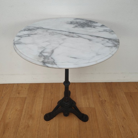 Image 1 of Tavolo da bistrot con piano in marmo e gambe in ghisa, tavolo da giardino