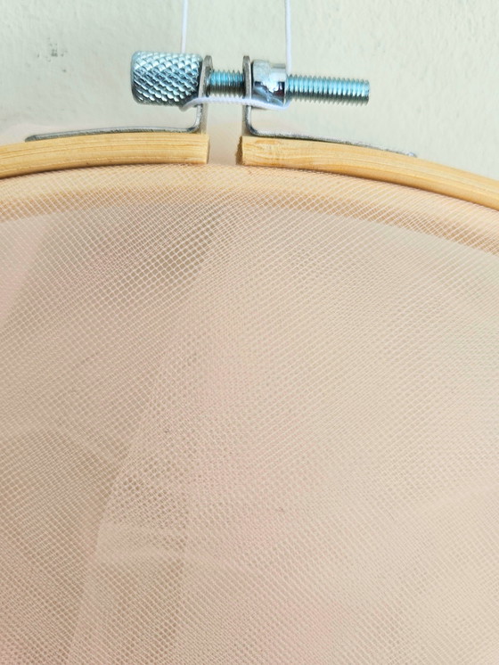 Image 1 of Handgemaakte borduurring - Madeliefjes & Blauwe Wilde Bloemen op Tule met Perzik Tule Staart - 31 cm