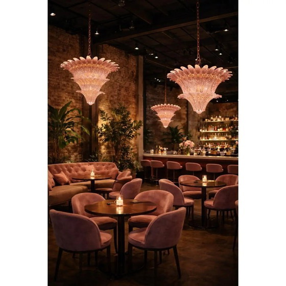 Image 1 of Luxuriöses Paar rosafarbener „Palmette“-Kronleuchter aus Muranoglas im Mid-Century-Stil