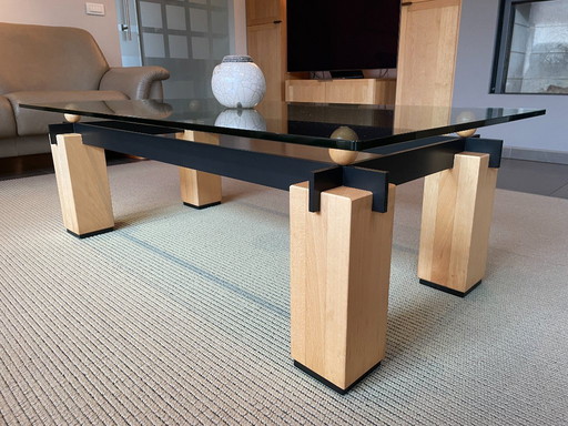 Table basse architecturale moderniste – plateau en verre flottant, acier et bois massif