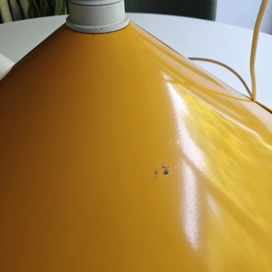 Image 1 of Grande suspension scandinave vintage – Abat-jour en métal jaune moutarde Ø50 cm