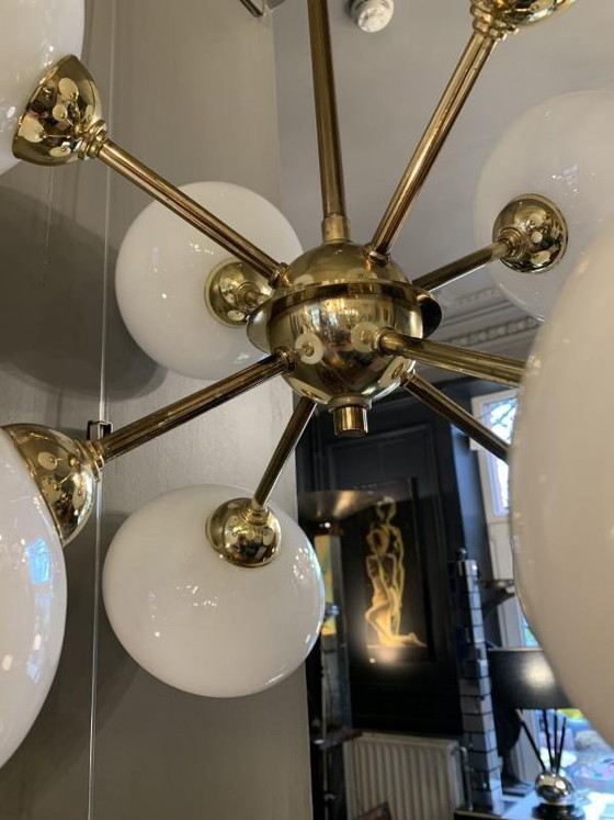 Lustre Sputnik en laiton doré avec 8 globes en verre opalin, années 1970 – Brass, Glass, Italian Design (photo 4 of 11)