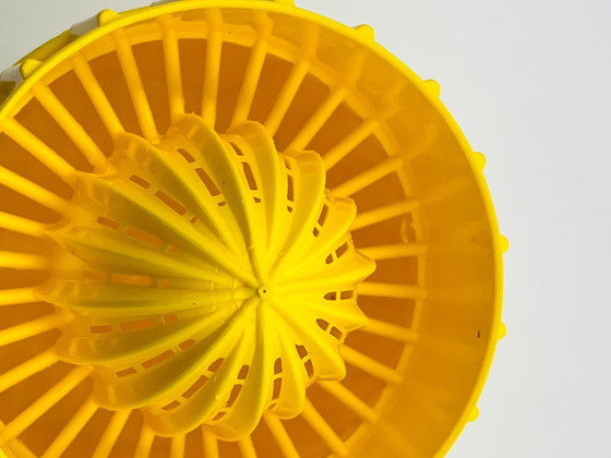 Modernistischer, geschnitzter, geriffelter Zitronenpresser – Küchenzubehör, Plastic (photo 8 of 8)