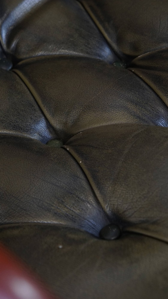 Image 1 of 2 poltrone Chesterfield inglesi in pelle di mucca verde con legno