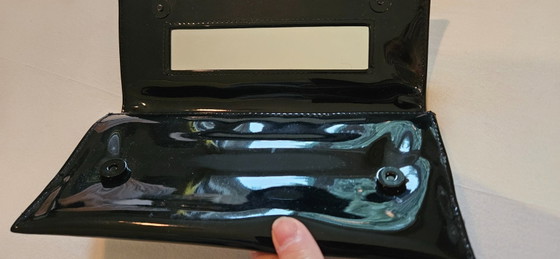 Clutch Yves Saint Laurent in pelle verniciata nera, Plastica, Nero (foto 3 di 15)