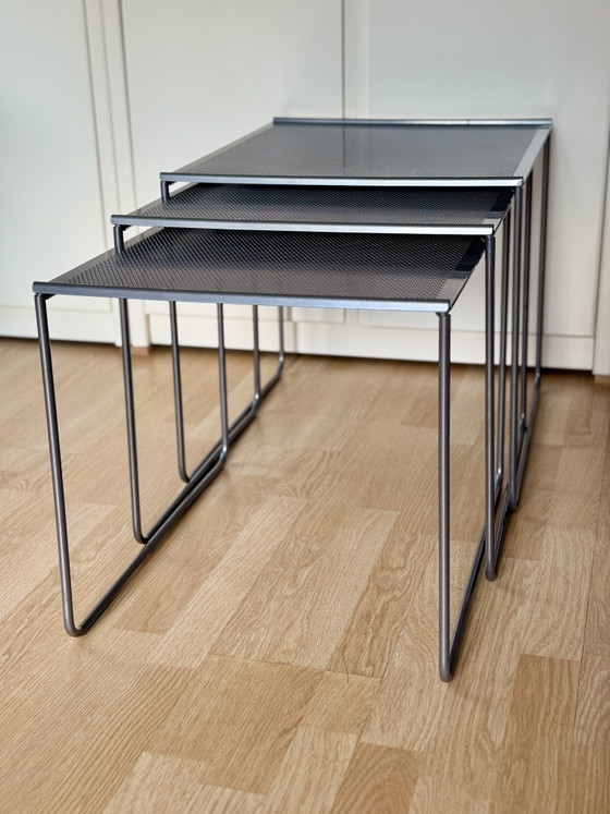 Image 1 of Ensemble de 3 tables gigognes vintage postmodernes en acier perforé, années 1980