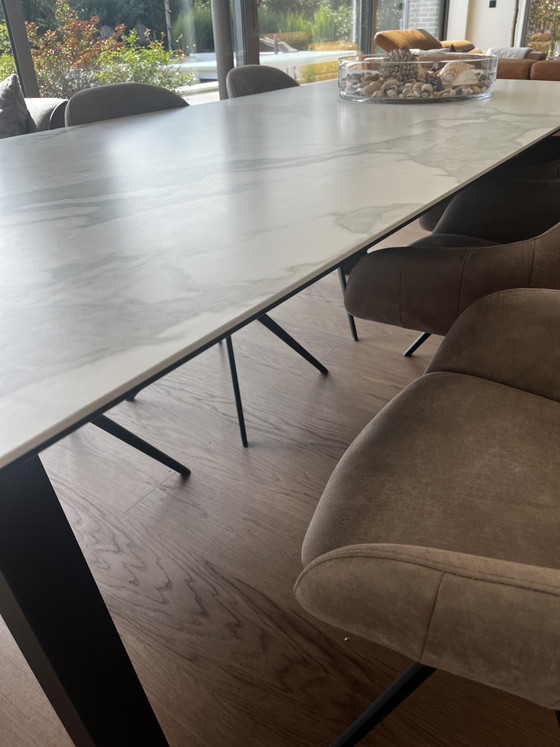 Extendable Dining Table with Black Aluminum Legs and Marble-Look Ceramic Top – Dressy, Aluminium (photo 2 of 8)