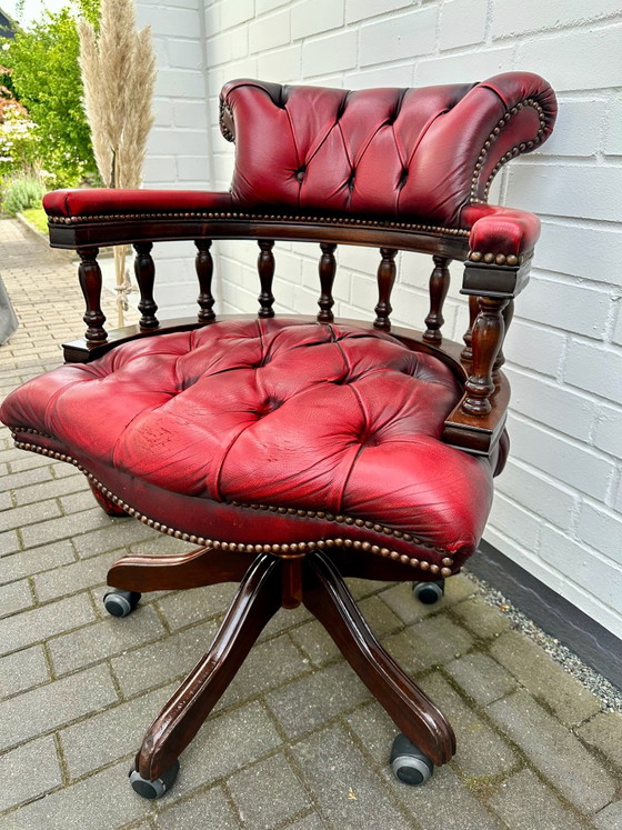 Poltrona da Capitano Chesterfield Inglese Vintage Sedia da Ufficio Mogano, Sedie da ufficio, Pelle, Rosso (foto 13 di 15)