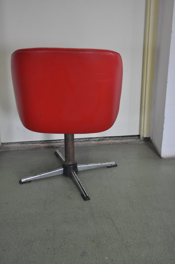 Silla giratoria de polipiel roja, años 50 – Sillas giratorias (photo 3 of 5)