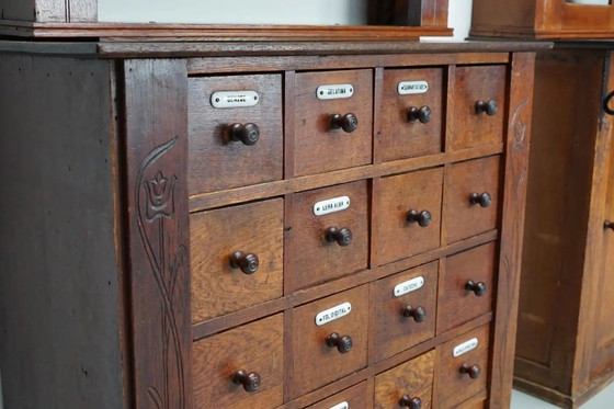 Image 1 of Coppia di vetrine/armadietti da farmacia antichi in rovere olandese in stile Art Nouveau, ca. 1904