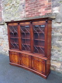 Mahonie gebogen kast met astraal glas