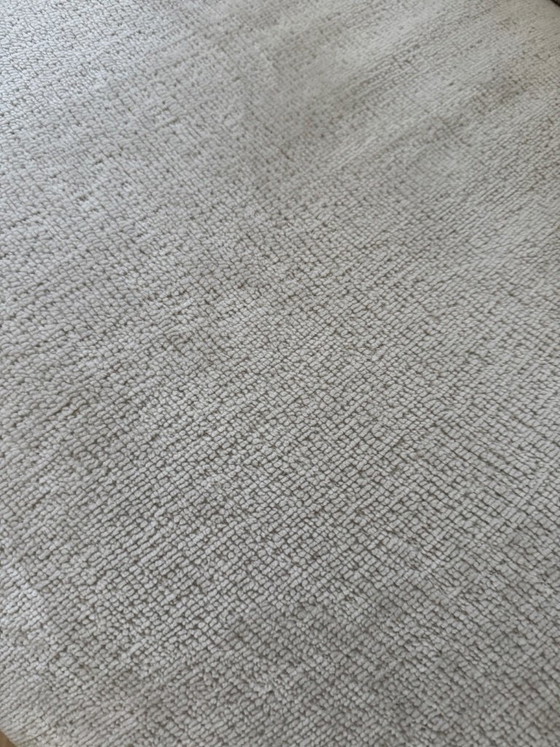 Gubi Pacha Fauteuil in Luxe Chenille Stof – Textile (photo 7 of 8)