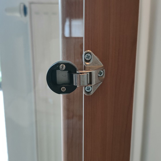 Image 1 of Leenbakker - vetrina in truciolato da ristrutturare