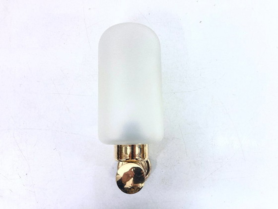 Image 1 of Dos apliques de pared de Keuco, fabricados en metal chapado en oro y cristal.