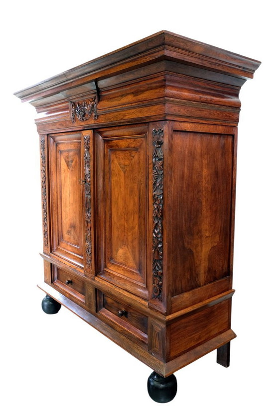 Image 1 of Mobile a viticcio in prezioso palissandro, 1700 circa.