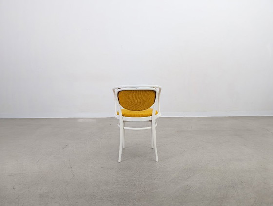 Image 1 of Set van 7 Thonet stoelen 210 P gebogen hout jaren 60 geel designklassieker
