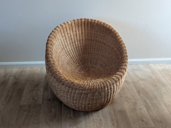 Image 1 of Fauteuil lounge « Nid d’oiseau » en rotin, style milieu du XXe siècle – Attribué à Isamu Kenmochi (années 1960)