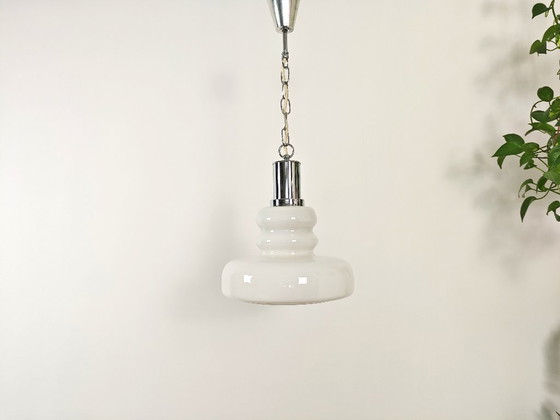 Image 1 of Lampada a sospensione vintage in vetro opalino bianco / Lampada a sospensione moderna di metà secolo jugoslava degli anni '7