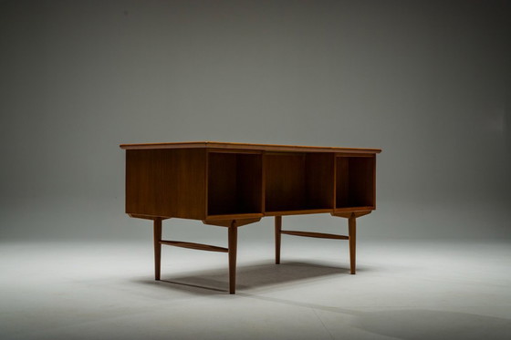Image 1 of Mid-Century Modern Dänischer Teakholz-Schreibtisch, 1960er Jahre