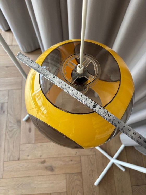 Lampada a sospensione vintage anni '70 a forma di UFO giallo con occhi di insetto, stile Space Age. (photo 10 of 14)