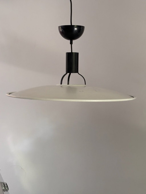 Hanglamp 2133 van Gino Sarfatti voor Arteluce, 1972. Wit en zwart gelakt metaal. Een museumwaardig verzamelobject.