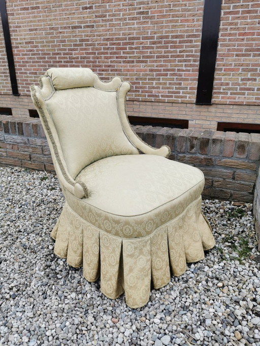 Chaise à tricoter ancienne avec tissu original et jupe plissée