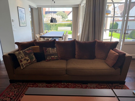 Deux fauteuils Promemoria Wanda en tissu cappuccino avec 8 coussins Promemoria et un tapis iranien assorti.