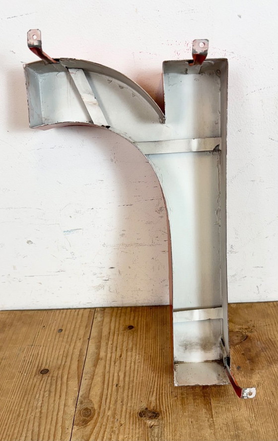 Image 1 of Lettera R in ferro rosso vintage, anni '70