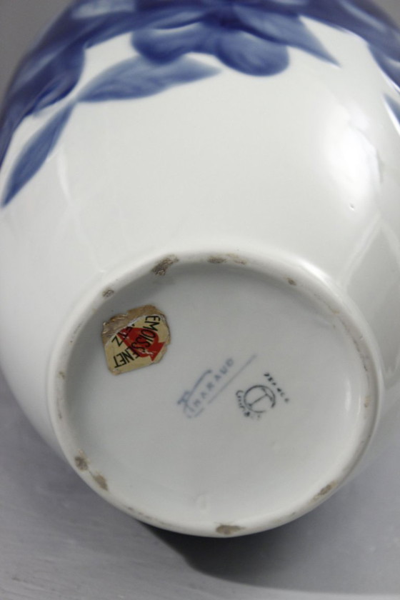 Image 1 of Camille Tharaud in Limoges - Grote vaas met kobaltblauwe bloemversiering op porselein, 35 cm