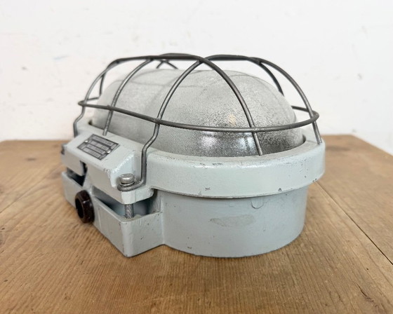 Image 1 of Applique murale industrielle en fonte d'aluminium avec verre dépoli d'Elektrosvit, années 1970